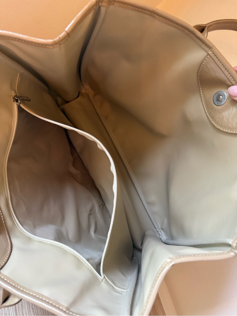 Vintage Longchamp Beige Leather Tote with Toggle Closure - Picture 14 of 16